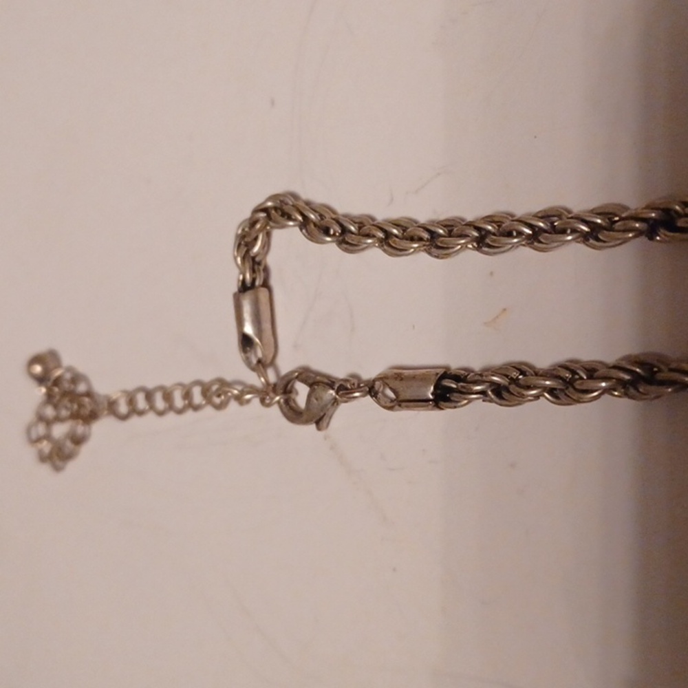 GREEN RHINESTONES PENDANT WITH SILVERTONE ROPE NECKLACE, HALLMARK X, LIKE NEW - Picture 2 of 3